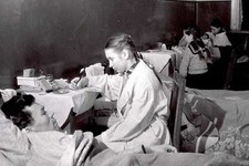 Дети помогали раненым писать письма домой. Фото из школьного архива