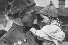 Советский солдат с чешским ребенком на руках. Малыш рассматривает орден Славы на груди бойца. Автор А. Холубова