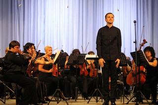Дирижёр Денис Ивенский и симфонический оркестр Ставропольской филармонии