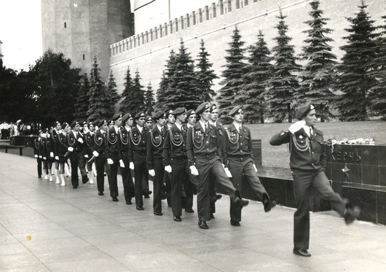 Часовые пионерско-комсомольского поста №1 г. Ставрополя на Красной площади. Август 1976 года