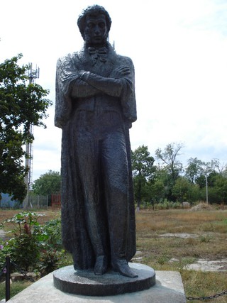 Памятник Пушкину в Екатериноградской. Фото Владимира ШНАЙДЕРА