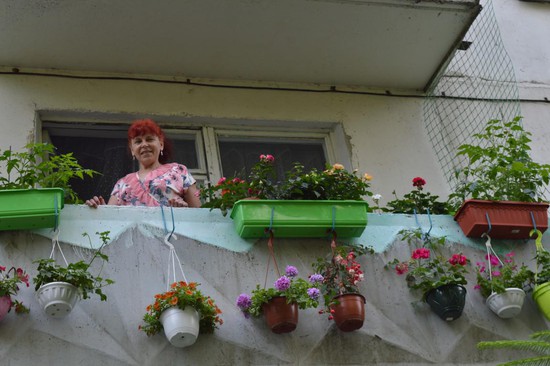 Цветущий балкон и его садовник Валентина Агеева.