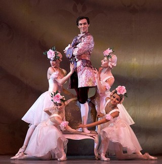 Сцена из балета «Фигаро» в исполнении артистов театра «Кремлевский балет».