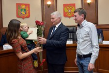 Андрей Джатдоев вручает сертификат молодой семье