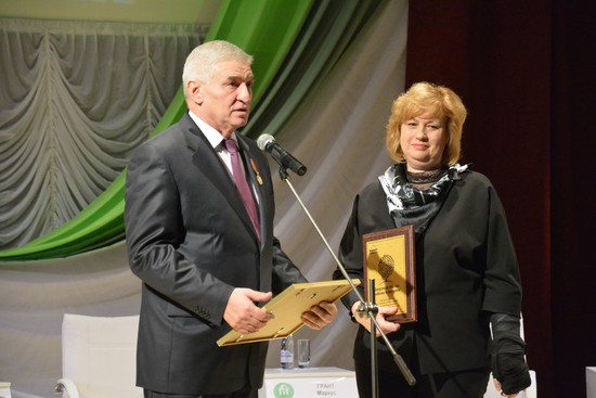 Татьяна Шестакова вручает Почетную грамоту Андрею Джатдоеву.