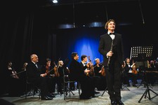 На сцене Ставропольской филармонии лауреат Международных конкурсов Алексей Балашов.