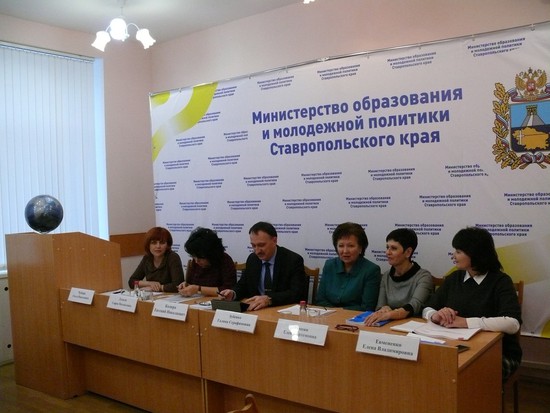 Министр образования и молодежной политики СК Евгений Козюра  провел пресс-конференцию