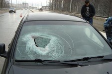 В Ставрополе камень пробил лобовое стекло автомобиля и ранил пассажира. Фото УГИБДД ГУ МВД России по СК
