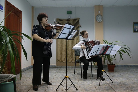 Впервые в стенах редакции звучала живая музыка (Татьяна Данилян (скрипка) и Нина Шарова (аккордеон). 