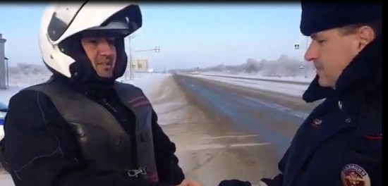 Байкер из Франции застрял на трассе в Ставропольском крае в 17-градусный мороз