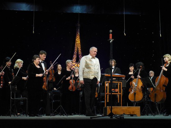 На сцене филармонии симфонический оркестр (главный дирижёр – Андрей Абрамов). 