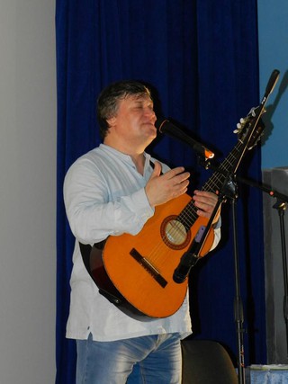 Александр Цуркан на сцене Дома культуры Мир