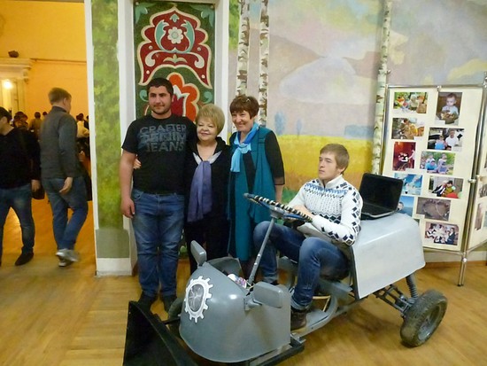 Людмила Кузякова с авторами экспоната Лермонтовского колледжа «Интеграл».