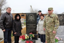 Галина Ивановна Разнополова с боевыми друзьями своего погибшего сына.