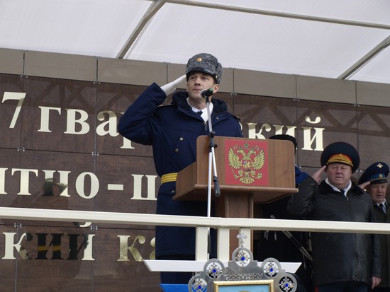 Парад принимает командир полка гвардии полковник Роман Ковакоев