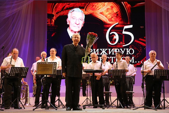 Маэстро Даниил Осиновский и его оркестр.
