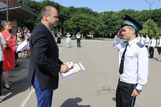 Аттестаты, Похвальные грамоты выпускникам вручает директор «кадетки» Алексей Хитров.