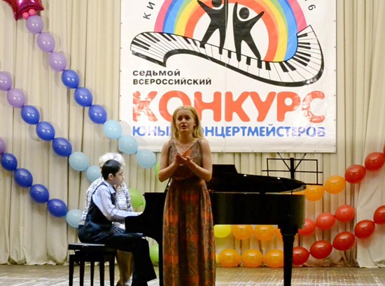На сцене - Руслан Крюков и Дарья Резниченко (Ставрополь).