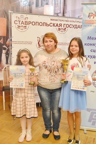 Композитор Лилия Тагирова с лауреатами конкурса Миленой Акбашевой (слева) и Яной Осетровой.