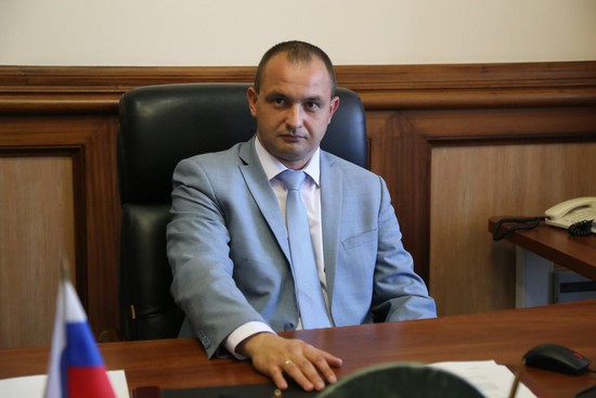 Заместитель главы администрации города Денис Алпатов.