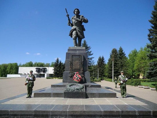 Памятник Матросову — одно из лучших творений известного советского скульптора Евгения Вучетича.