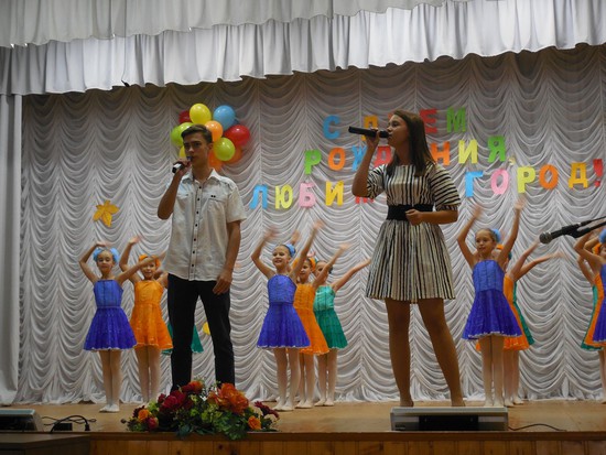 На сцене – Вероника Березуцкая, Савелий Морозов (ДМШ № 1) и учащиеся детской хореографической школы.