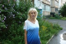Светлана Валентиновна Максимова во дворе дома 