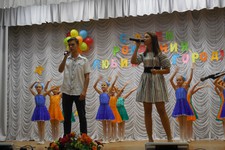 На сцене – Вероника Березуцкая, Савелий Морозов (ДМШ № 1) и учащиеся детской хореографической школы.
