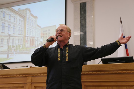 Народный артист Республики Беларусь Владимир Гостюхин на встрече со студентами СтГА.