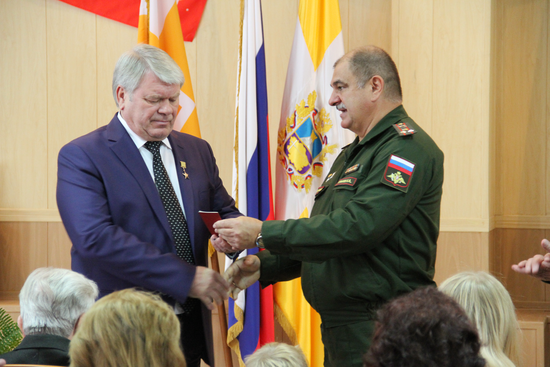 Валерий Зеренков получает орден своего отца из рук полковника Владимира Тельнова. 
