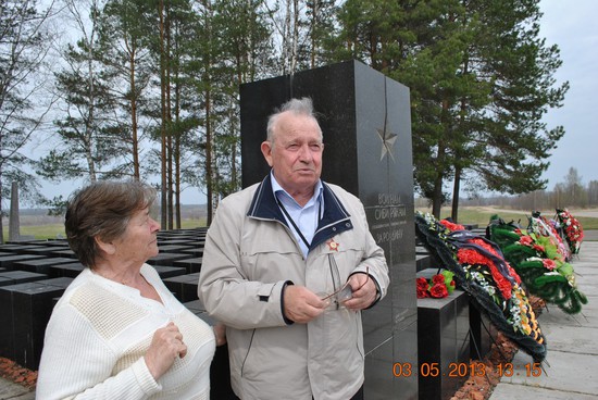 Эдуард Петров у Мемориала павших воинов в Ржевско-Сычевской операции