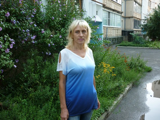 Светлана Валентиновна Максимова во дворе дома 