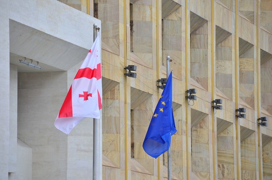 Национальный флаг почти всегда соседствует с европейским