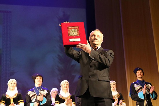 Заслуженный артист России Иван Громаков принимает поздравления.