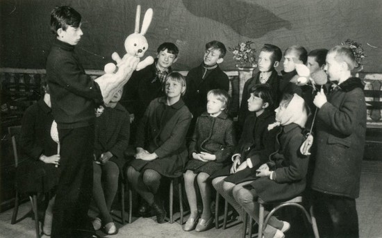 Встреча актера краевого театра кукол Михаила Михайлова с детьми, занимающимися художественной самодеятельностью, 1971 год