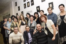 Дина Бутинская (в центре) с артистами краевого театра кукол (Фото Маргариты ВОРОНОВОЙ)