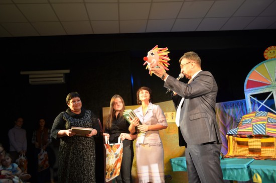 Директор театра кукол Александр Безгин вручил награды победителям конкурса