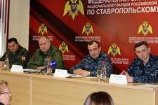 Начальник регионального управления Федеральной службы войск национальной гвардии РФ Николай Олехнович (второй слева)