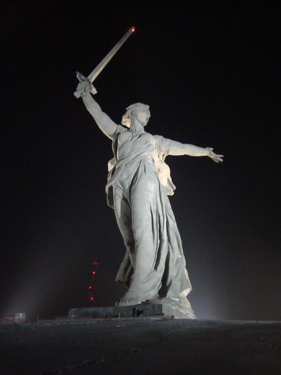 «Родина-мать зовёт!», скульптура Е. В. Вучетича и Н. В. Никитина. Высота - 85 метров.