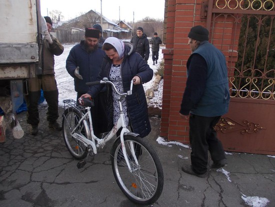 Матушке Наталье велосипед станет хорошим помощником. (Фото Николая ЖМАЙЛО)