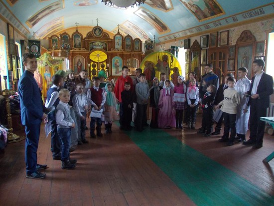 Воспитанники Первомайской церковно-приходской школы давали представление прямо под сводами храма. (Фото Николая ЖМАЙЛО)