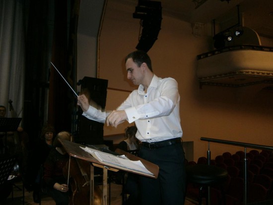 На сцене филармонии идет репетиция, у дирижерского пульта Юрий Михайленко.