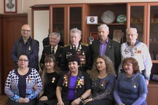 Члены президиума краевого Союза ветеранов сфотографировались на память с журналистами «Вечёрки»