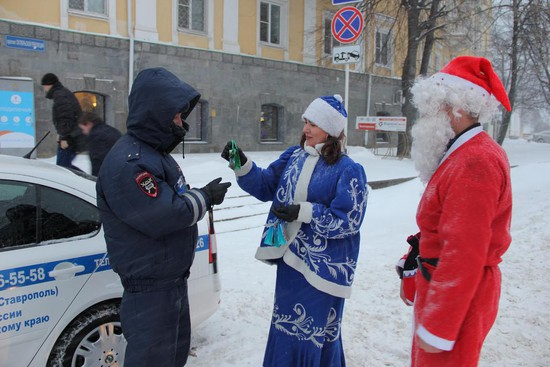 «Общественники» не просто поздравляют полицейских с наступающим Новым годом, но и инспектируют их работу.