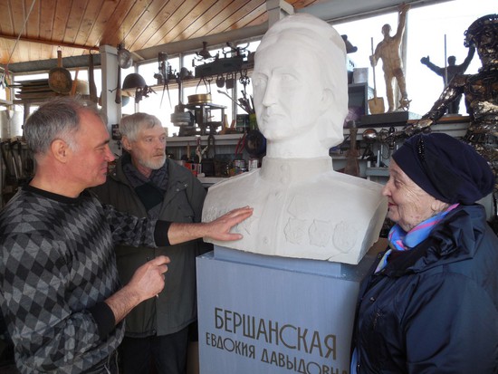 В мастерской скульптора Василия Чуйкова (на снимке крайний слева), Дмитрий Гущин и Лилия Ходункова