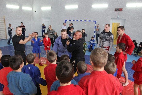 В Ставрополе проша встреча юных спортсменов с шестикратным чемпионом мира ММА Шенном Ритчем