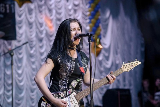 Аня Писаренко — гитара/вокал.