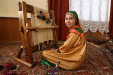 В семье Мадины все женщины с малых лет постигают мастерство ковроткачества.
