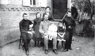 Александр Иванович Рублев в кругу семье возле своего дома. Начало XX века. 