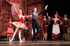 Сцена из балета «Дон Кихот» (солисты Лина Шевелёва и Нариман Бекжанов).